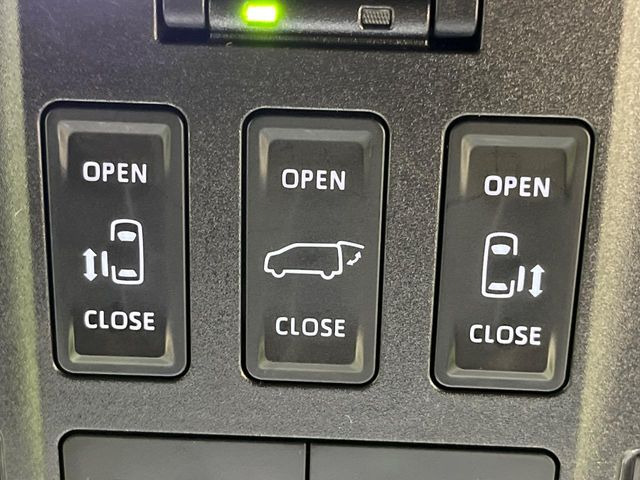 【両側パワースライドドア】スマートキーや運転席のスイッチで後席両側スライドドアの開閉が可能♪電動だから力を入れてドアを開ける必要が無く、小さなお子様でも簡単に開け閉めでき快適です♪