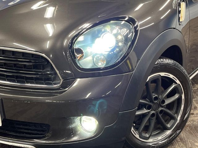 ●HIDヘッドライト:明るく前方を照らしてくれるので、悪天候や夜間の走行時も視界良好で安心してお乗りいただけます。