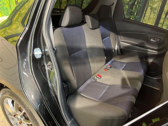 後部座席も気になるようなキズ・汚れやへたり等、大きなダメージはなく、良好な状態です。