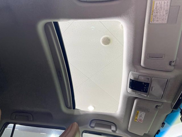 【サンルーフ】開放感たっぷりの希少装備、サンルーフが装着されています!車内に明かりを取り入れたり景色を楽しむ以外にも、車内の空気も簡単に換気できて快適です!