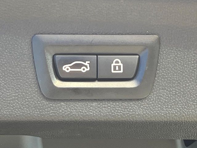 ●電動リアゲート:ワンタッチでリアゲートの開閉ができ、荷物などで両手が塞がっている状態でも簡単に開閉ができる便利機能です。