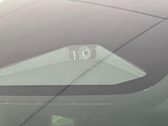 【トヨタセーフティセンス】走行中に前方の車両等を認識し、衝突しそうな時は警報とブレーキで衝突回避と被害軽減をアシスト。より安全にドライブをお楽しみいただけます。