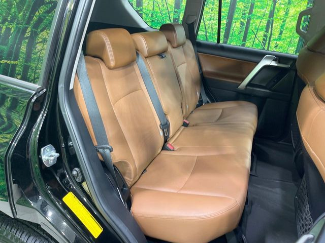 後部座席も気になるようなキズ・汚れやへたり等、大きなダメージはなく、良好な状態です。