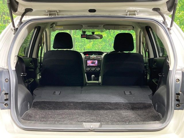 積み下ろしのしやすいデッキにはたっぷりと荷物を積み込んでいただけます。遊びから仕事まで、様々なシーンで頼れます♪