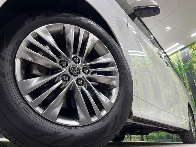 【純正18インチアルミホイール】外観にマッチした純正アルミホイールを装着しております。各種社外アルミホイールや、スタッドレスタイヤも取扱いしております。是非ご相談ください♪