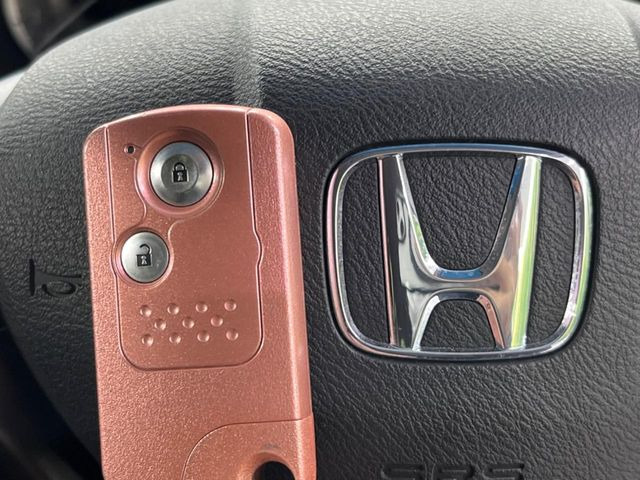【Hondaスマートキー】カバンやポケットに入れたままでもドアの施錠・解錠が可能なスマートキーを装備。エンジンのオン・オフ時もカギを取り出す必要が無いからとっても便利です♪