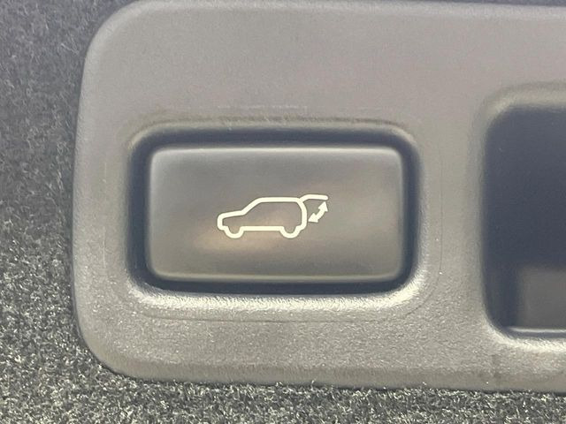 【パワーバックドア】スマートキーや運転席のボタンを押すだけでリアゲートが自動で開閉します!荷物を持っている時や、高い位置にあるバックドアを閉める際に便利な機能です♪