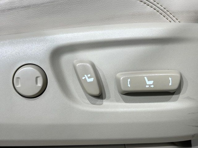 【パワーシート】スイッチ一つで簡単にシートの微調整が可能!電動だから力もいりません!快適なシートポジションにセットして、快適なドライブをお楽しみください。