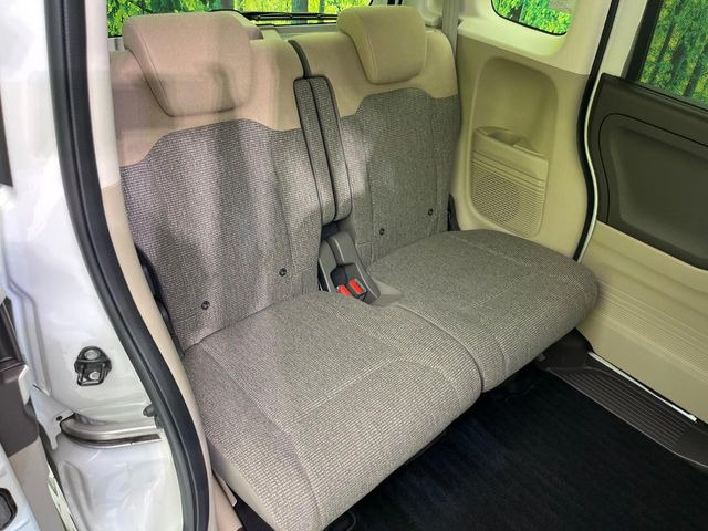 広々とした2列目シートは居住性が高く、居心地も快適!友達や家族とのお出かけにぴったりです。ベビーシートやチャイルドシート使用時も快適にお過ごしいただける十分な空間を確保しています。