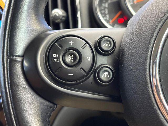 ●レーダークルーズコントロール:前の車との車間距離を一定にとりつつ、一定速度で自動走行してくれる次世代のクルーズコントロール!主に高速道路や自動車専用道路で使用する便利な機能です!