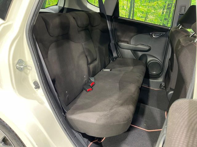 後部座席も気になるようなキズ・汚れやへたり等、大きなダメージはなく、良好な状態です。
