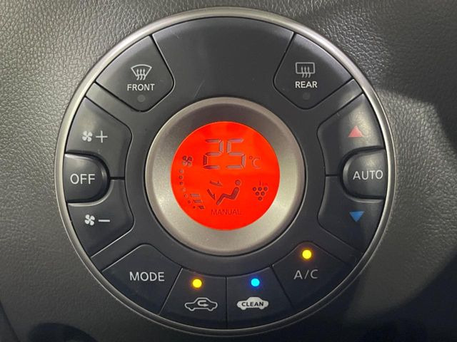 【オートエアコン】一度お好みの温度に設定すれば、車内の温度を検知し風量や温度を自動で調整。暑い…寒い…と何度もスイッチ操作をする必要はありません。快適な車内空間には必須の機能ですね♪