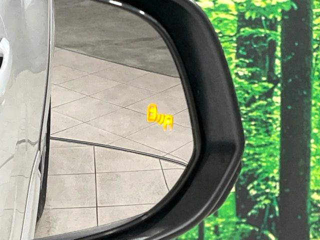 【ブラインドスポットモニター】走行中、ドアミラーの死角になりやすい箇所に後続車が接近するとサイドミラーのレンズに警告を表示!ドライバーに注意喚起をしてくれます。