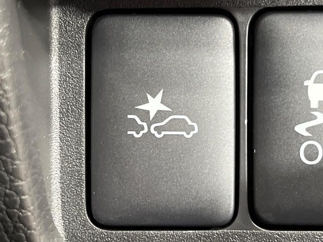 【エマージェンシーブレーキ】走行中に前方の車両等を認識し、衝突しそうな時は警報とブレーキで衝突回避と被害軽減をアシスト。より安全にドライブをお楽しみいただけます。