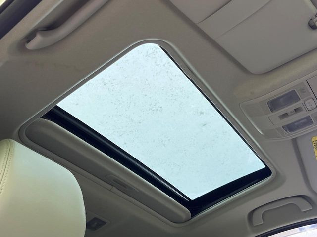 【サンルーフ】開放感たっぷりの希少装備、サンルーフが装着されています!車内に明かりを取り入れたり景色を楽しむ以外にも、車内の空気も簡単に換気できて快適です!