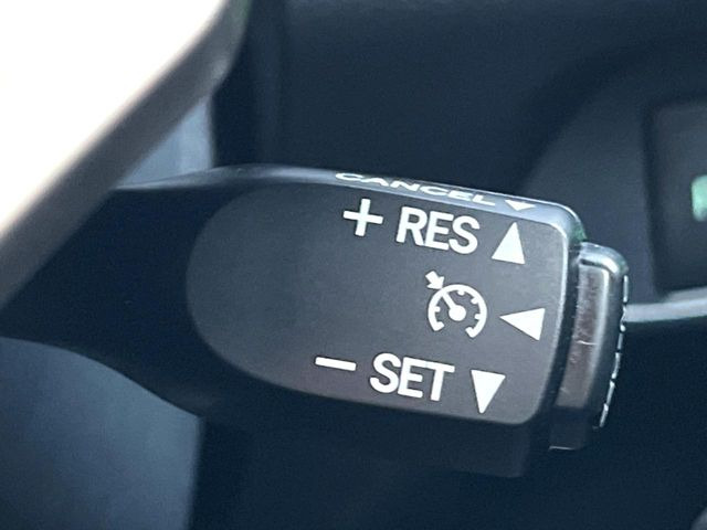 【クルーズコントロール】高速道路もラクラク走行。アクセルを離しても一定速度で走行ができ、長距離運転時の負担を軽減!加速・減速も簡単なスイッチ操作で調整できます。