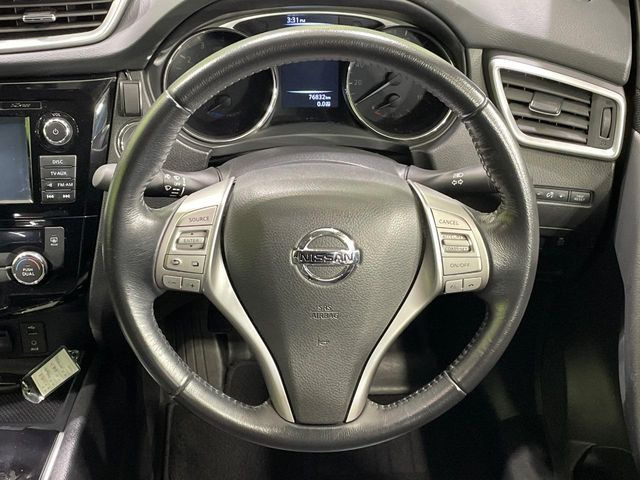 �C���e���A�ɍ��킹���f�U�C���̃X�e�A�����O�́A�^�]�������̂��Ƃ��l���A�^�]���₷���`��A�傫���ł��B�����x�A���ۂɐG���Ă��m���߂��������B