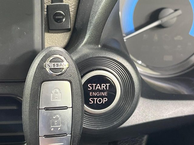 【インテリジェントキー】カバンやポケットに入れたままでもドアの施錠・解錠が可能なスマートキーを装備。エンジンのオン・オフ時もカギを取り出す必要が無いからとっても便利です♪