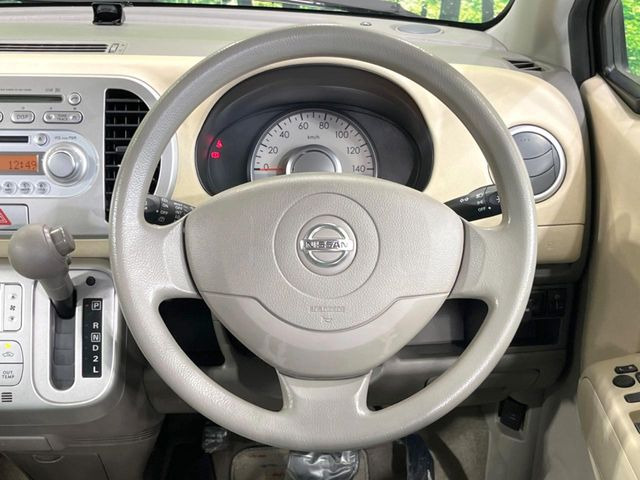 �C���e���A�ɍ��킹���f�U�C���̃X�e�A�����O�́A�^�]�������̂��Ƃ��l���A�^�]���₷���`��A�傫���ł��B�����x�A���ۂɐG���Ă��m���߂��������B