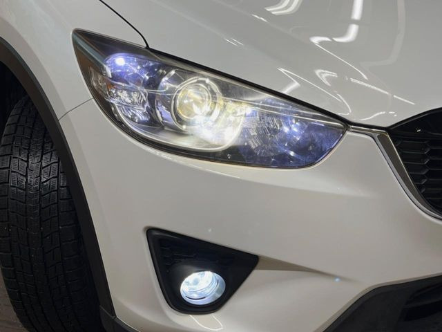 【HIDヘッドライト】非常に明るく前方を照らしてくれるので、悪天候や夜間の走行時も視界良好で安心してお乗りいただけます。