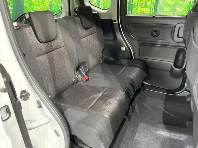 後部座席も気になるようなキズ・汚れやへたり等、大きなダメージはなく、良好な状態です。