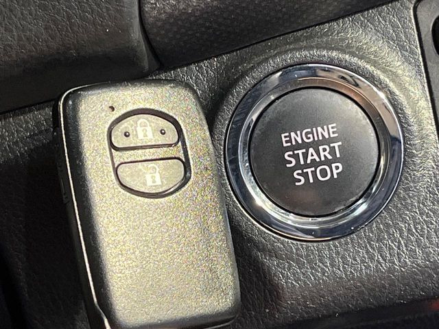 【スマートキー】カバンやポケットに入れたままでもドアの施錠・解錠が可能なスマートキーを装備。エンジンのオン・オフ時もカギを取り出す必要が無いからとっても便利です♪