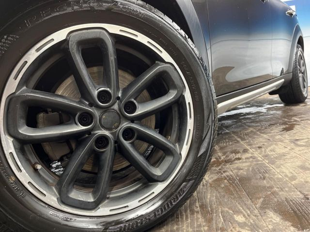 ●純正17インチアルミホイール:輸入車ならではの卓越した走りを支えるホイールと足回りです!日本車の走りに慣れている方にもぜひ体感して頂きたいほど、高いレベルでまとまっています!