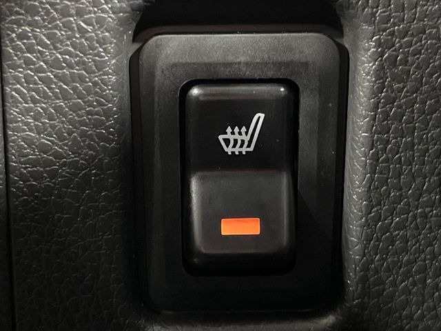 【シートヒーター】寒い日に重宝するシートヒーター!エアコンより早く温まってくれるので寒がりの人も安心ですね♪エアコンの温風は乾燥するから苦手、という方にもをおすすめです。