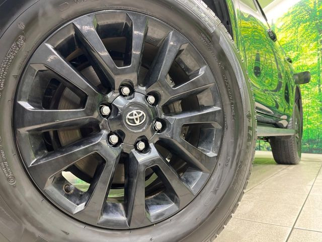 【グレード専用純正18インチアルミホイール】デザイン性の高い純正アルミホイールを装着しております。各種社外アルミホイールや、スタッドレスタイヤも取扱いしております。是非ご相談ください♪