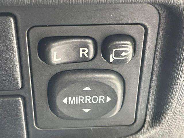 �y�d���i�[�~���[�z�T�C�h�~���[�͓d���i�[���ƂȂ��Ă���A�������ԏ�ł��L�Y�������X�N��}�����܂��B