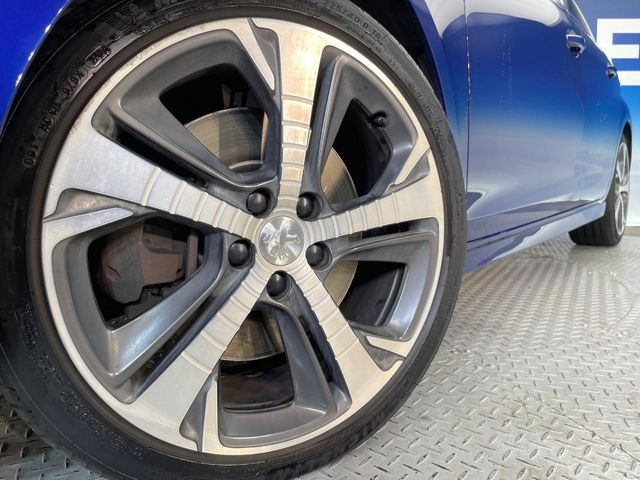 ●純正17インチアルミホイール:輸入車ならではの卓越した走りを支えるホイールと足回りです!日本車の走りに慣れている方にもぜひ体感して頂きたいほど、高いレベルでまとまっています!