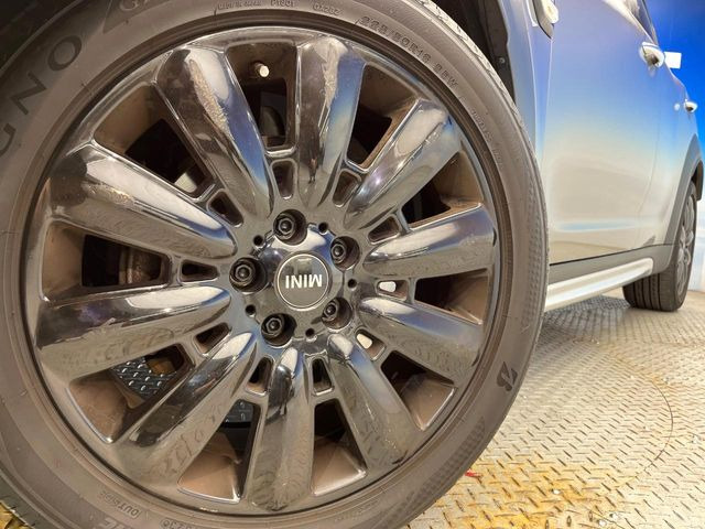 ●純正18インチアルミホイール:輸入車ならではの卓越した走りを支えるホイールと足回りです!日本車の走りに慣れている方にもぜひ体感して頂きたいほど、高いレベルでまとまっています!