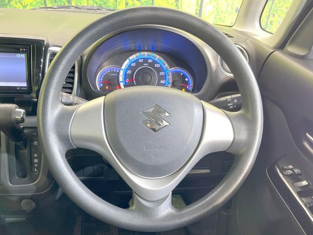 �C���e���A�ɍ��킹���f�U�C���̃X�e�A�����O�́A�^�]�������̂��Ƃ��l���A�^�]���₷���`��A�傫���ł��B�����x�A���ۂɐG���Ă��m���߂��������B