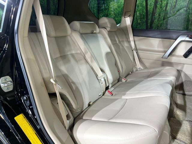 後部座席も気になるようなキズ・汚れやへたり等、大きなダメージはなく、良好な状態です。