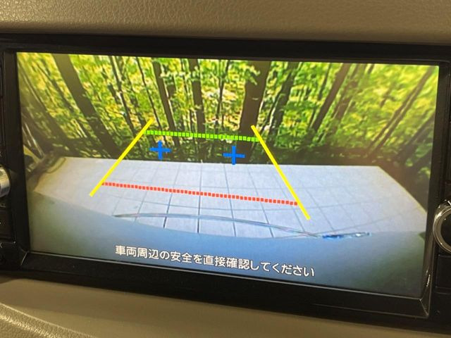 【バックカメラ】駐車時に後方がリアルタイム映像で確認できます。大型商業施設や立体駐車場での駐車時や、夜間のバック時に大活躍!運転スキルに関わらず、今や必須となった装備のひとつです!