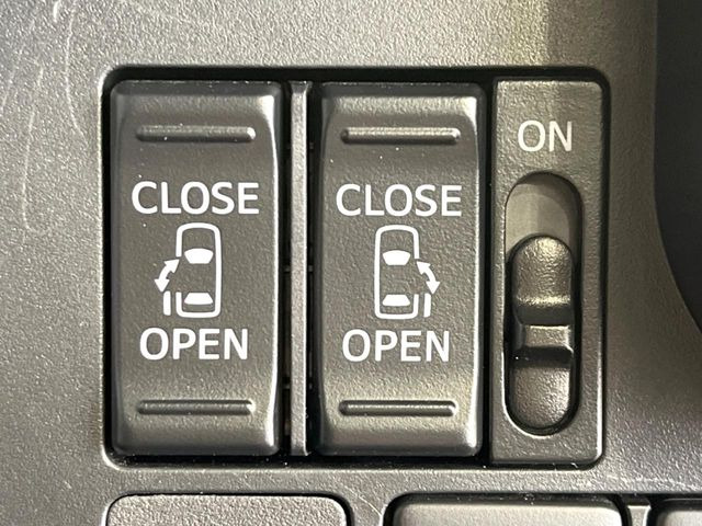 【両側パワースライドドア】スマートキーや運転席のスイッチで後席両側スライドドアの開閉が可能♪電動だから力を入れてドアを開ける必要が無く、小さなお子様でも簡単に開け閉めでき快適です♪