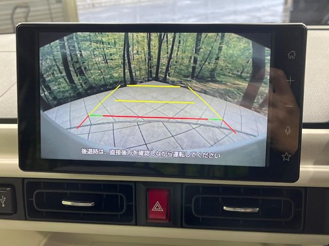 【バックカメラ】駐車時に後方がリアルタイム映像で確認できます。大型商業施設や立体駐車場での駐車時や、夜間のバック時に大活躍!運転スキルに関わらず、今や必須となった装備のひとつです!