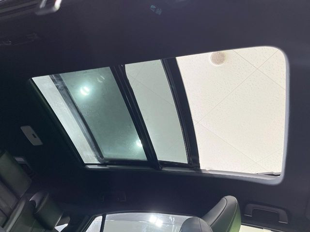 【大型サンルーフ】車内の解放感が一気に上がる大型のパノラマルーフ!季節を問わず開放的で快適なドライブをお楽しみいただけます。流通量も少なく希少価値の高い人気の装備です♪