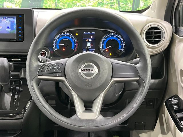 インテリアに合わせたデザインのステアリングは、運転される方のことも考え、運転しやすい形状、大きさです。是非一度、実際に触ってお確かめください。