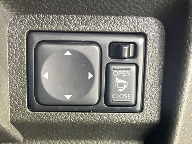 【電動格納ミラー】サイドミラーは電動格納式となっており、狭い駐車場でもキズがつくリスクを抑えられます。