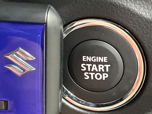 【キーレススタートシステム】カバンやポケットに入れたままでもドアの施錠・解錠が可能なスマートキーを装備。エンジンのオン・オフ時もカギを取り出す必要が無いからとっても便利です♪