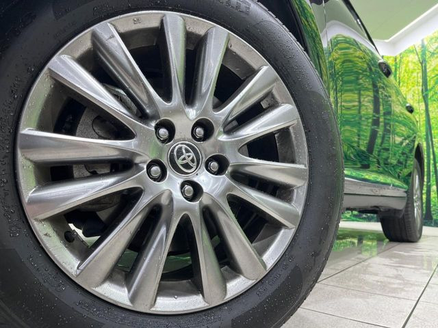 【純正18インチアルミホイール】外観にマッチした純正アルミホイールを装着しております。各種社外アルミホイールや、スタッドレスタイヤも取扱いしております。是非ご相談ください♪
