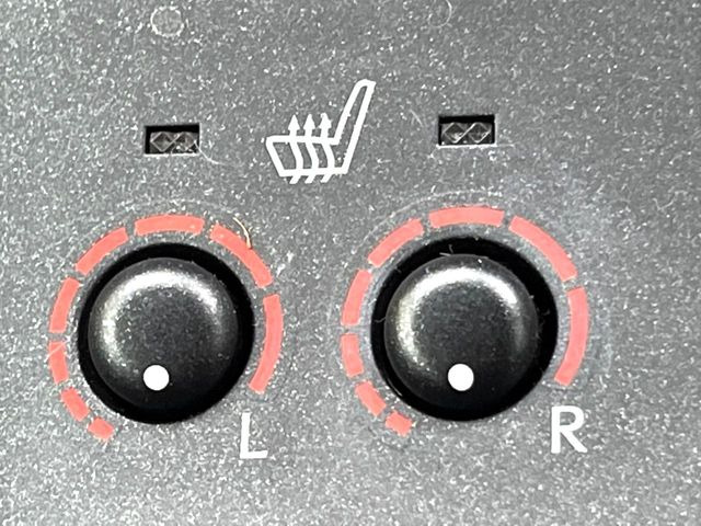 【シートヒーター】寒い日に重宝するシートヒーター!エアコンより早く温まってくれるので寒がりの人も安心ですね♪エアコンの温風は乾燥するから苦手、という方にもをおすすめです。