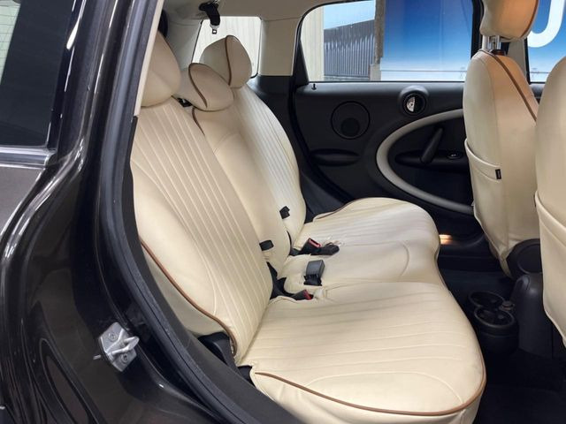 ●後部座席も気になるようなキズ・汚れやへたり等、大きなダメージはなく、良好な状態です。