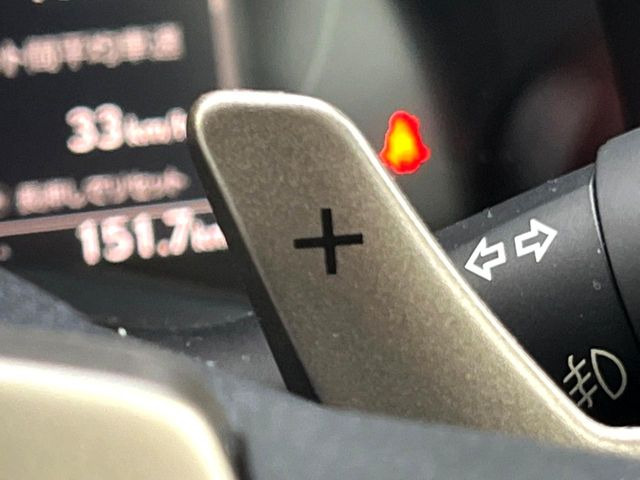 【パドルシフト】ハンドルから手を離さずに素早くシフトアップ&ダウンができるので、エンジンブレーキを使う下り坂や高速道路の合流で加速したい場面で役立ちます。