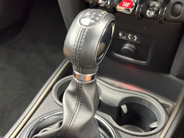 ●MTモード付きAT:通常は自動でおこなわれる変速(ギアチェンジ)をドライバーの操作によって意図的に変えられるシステムです。より一層普段のドライブをお楽しみいただけます!