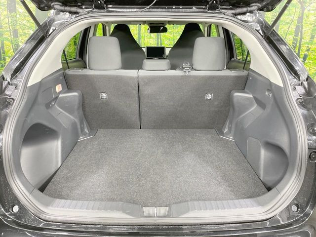 ���i�̂���������ʋ΁A���}���ɏ\���ȉ׎��X�y�[�X���m�ۂ��Ă���܂��B�Z�J���h�V�[�g��|���ƁA�傫�ȉו��̐ύڂ��\�ł���