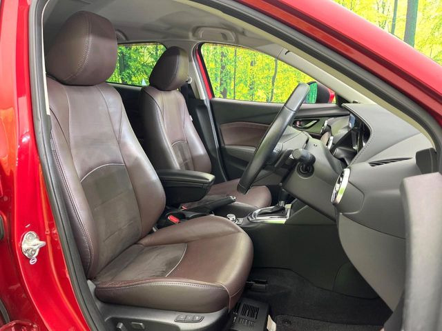 【ハーフレザーシート】高級感と座り心地を両立した人気のシート♪背面・座面はスエード調となっており、肌触りや滑りにくさに優れています。気温や服装に左右されず快適にお乗りいただけます。