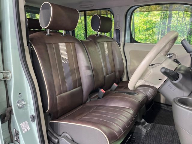 運転席シート廻りは使用感も少なく、良好な状態となっています。丁寧に使われていたことがよくわかりますね。