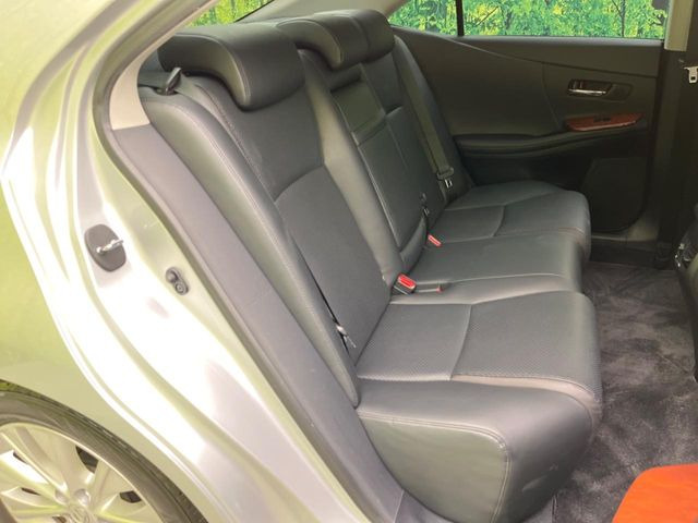 後部座席も気になるようなキズ・汚れやへたり等、大きなダメージはなく、良好な状態です。